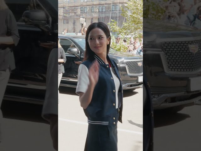 TOMMY HILFIGER | JISOO arrives to the Tommy Hilfiger Spring 2027 show at The Plaza