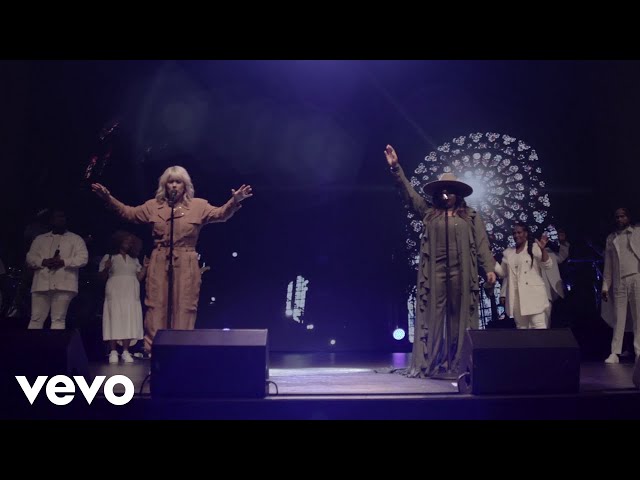 Tasha Cobbs Leonard, Natalie Grant - Jesus What A Friend (Reprise) [Performance Video]