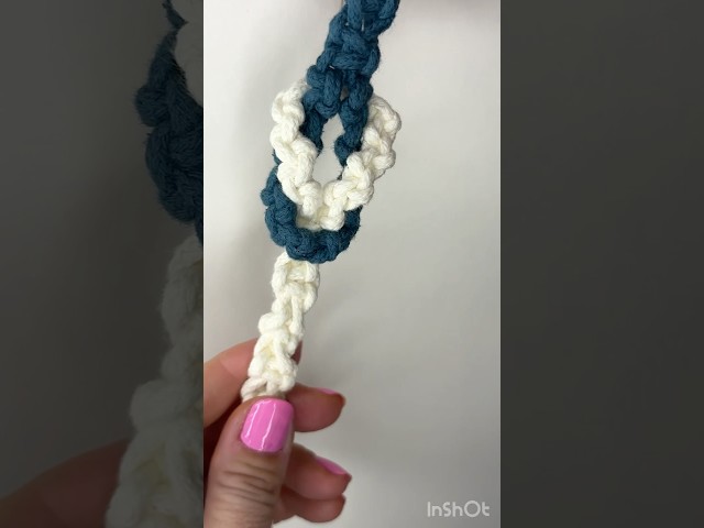 Two colors, one beautiful loop. Handmade keychain!💕🔑#MacrameKeychain #BohoStyle #diykeychain #diy