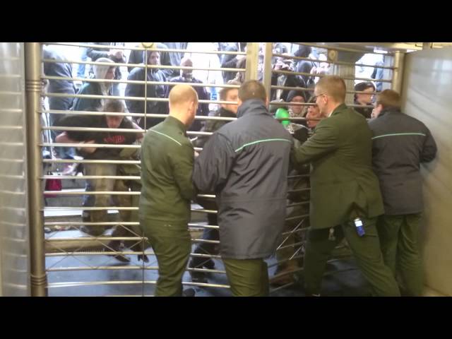 Paris: affrontements entre manifestants et CRS