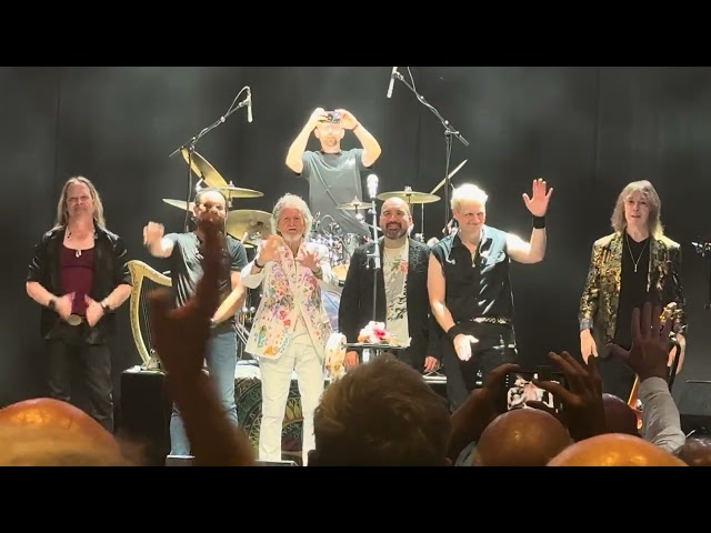 A smidgeon of applause for Jon Anderson and the Band Geeks in Manchester 😁