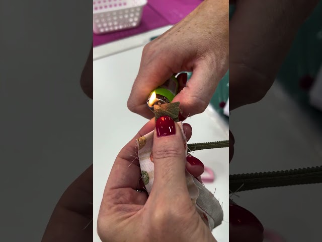 Um simples acabamento no zíper evita que o cursor escape e deixa a peça muito mais bonita.