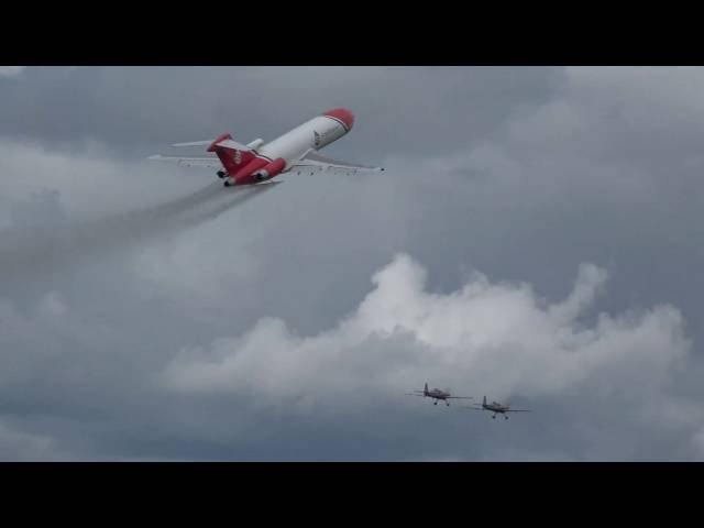 Boeing 727 Oil Spill Response in formation flying at very low altitudes at Farnborough 2016