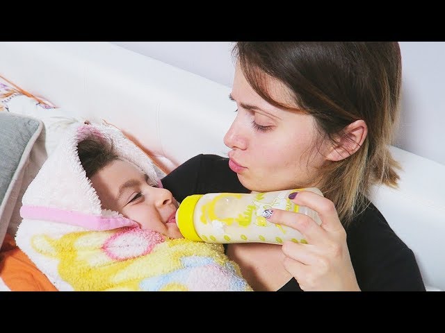 Alex a Devenit Bebelus si Mananca Laptica