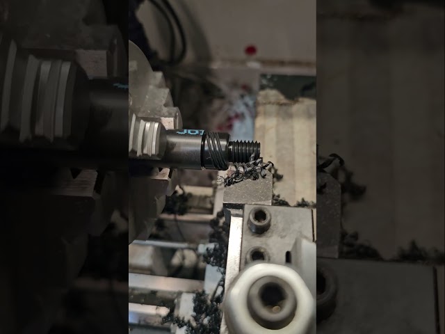 Threading Delrin on the lathe CNC at 40 rpm