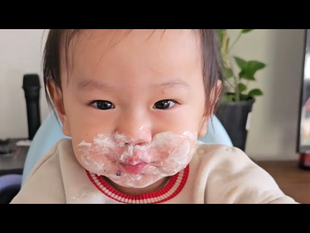 Making waffles with my 12 months old | Waffles 🧇 