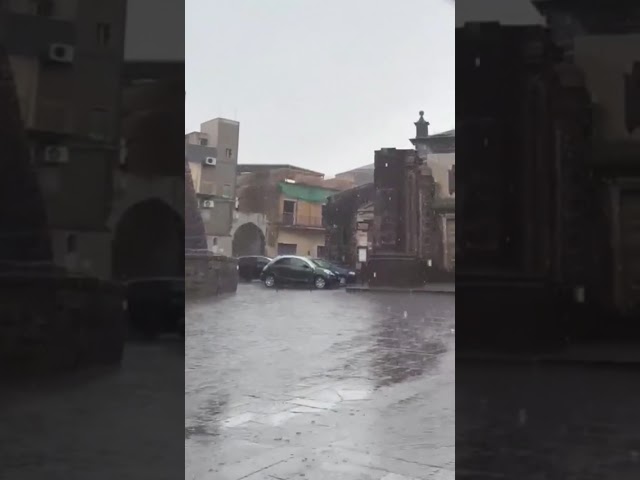 Nella Sicilia orientale è in corso in queste ore un temporale pomeridiano, con rovesci localizzati e