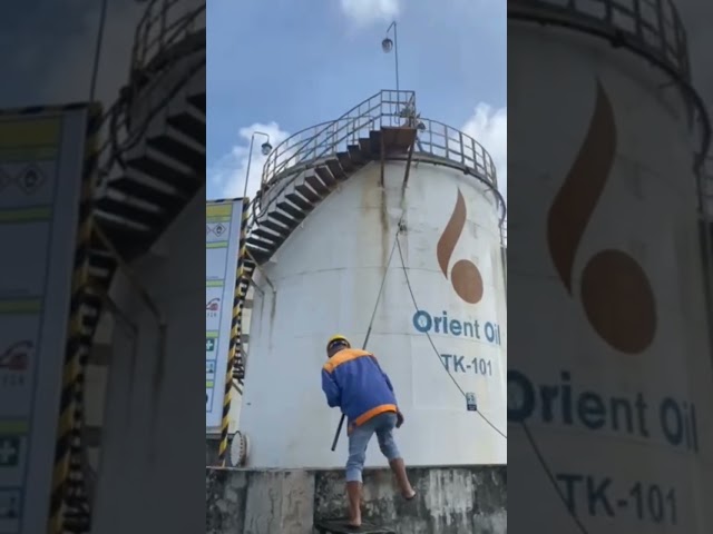 Công nhân Dầu khí - Xịt nước cao áp vệ sinh bể chứa Xăng Dầu Orient oil