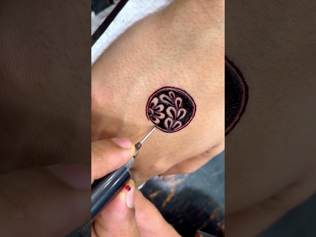Elegance in Simplicity | Bare Finger Solitaire Back Hand Mandala🌸🌿 #livenzahennaexpert #mandala