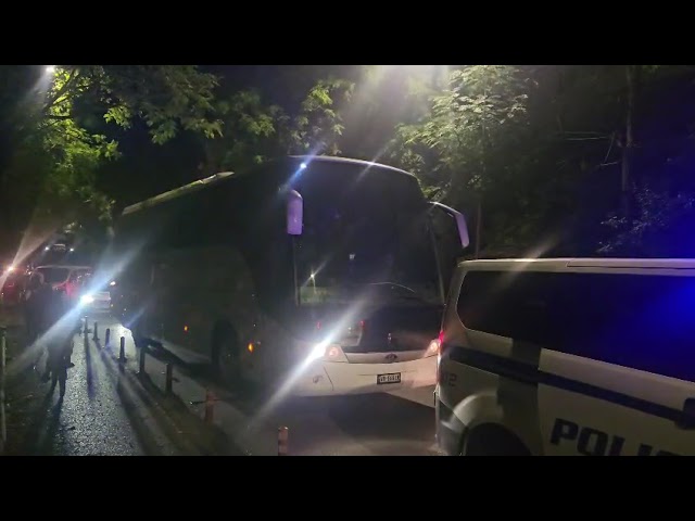 Dhunë pas ndeshjes/ Tifozët e Vllaznisë godasin autobusin e ekipit të Teutës, thyejnë xhamat