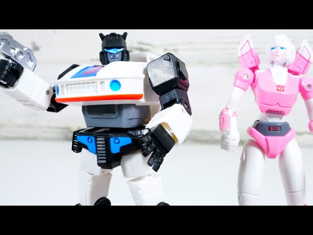 Autobot Jazz and Arcee Mini figures Wave 2 Series fight together!