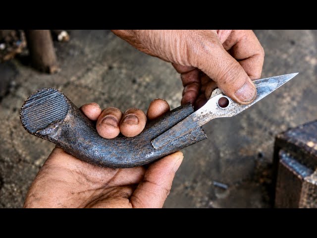 Turning a Rusty Saw Into a Beautiful Knife! (Easy Restoration)