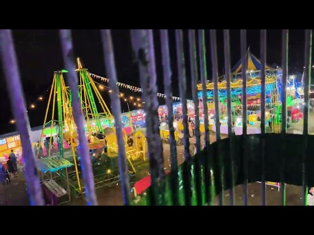Pov naik komedi putar di pasar malam