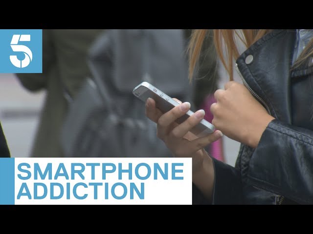 Smartphone 'addiction': 1 in 4 kids have a problematic relationship with phones  | 5 News