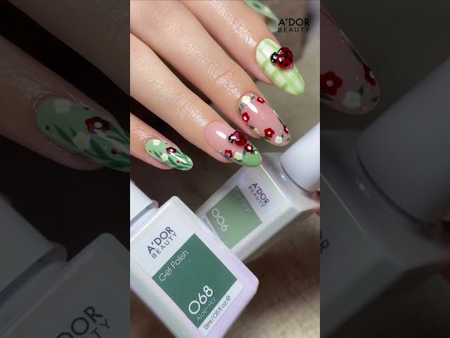 💅🏻 Bring your Fall nails to life with a pop of green and adorable 3D ladybugs 🐞