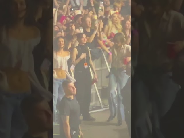 Måneskin - Drive (live)Manchester 2023. Friends and Family of the band enjoying the gig. #måneskin