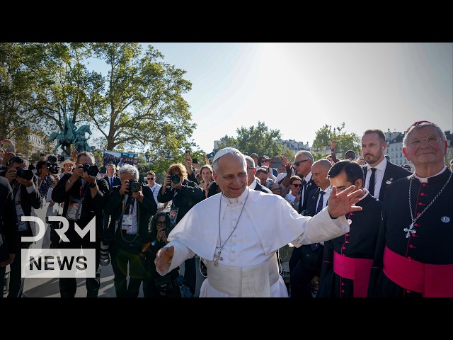 Pope Leo Shakes Hands With Cheering Faithful as He Arrives at Notre-Dame for Vespers | AK1G