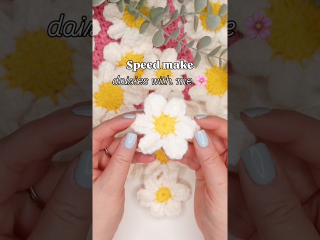 Speed make a crochet daisy 🌸 flower appliqué with me #crochetflower