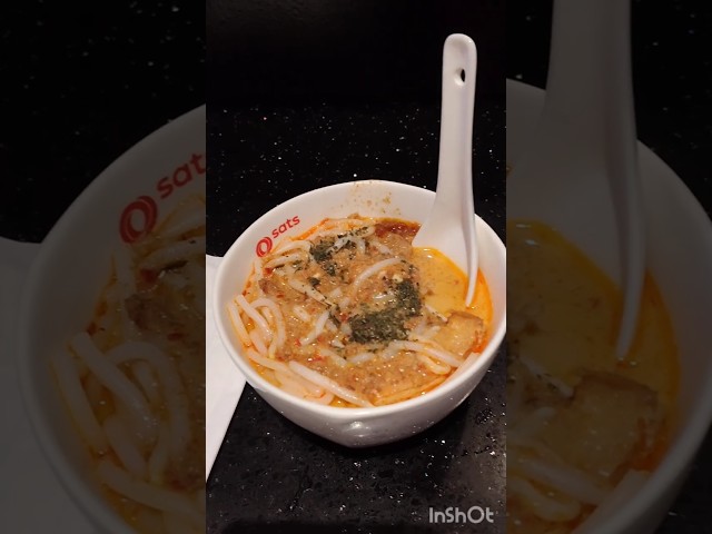 Laksa for Lunch in Singapore #shorts #laksa #singapore #localdelicacies #foodlover #travel