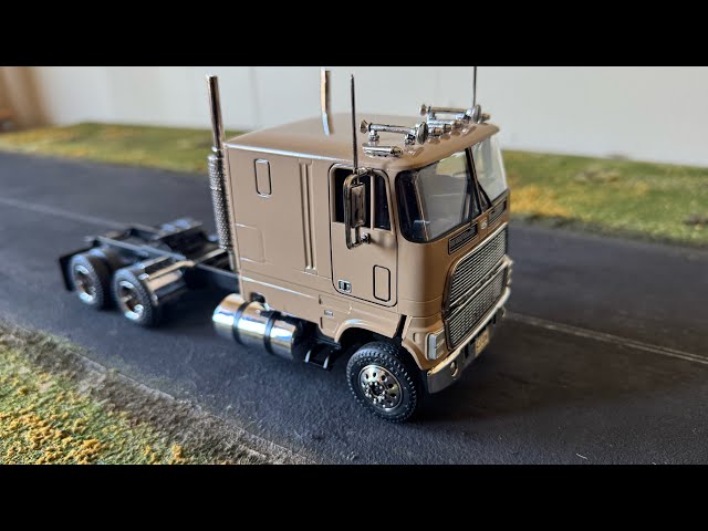 Building a Vintage Ford CL-9000 Model Truck