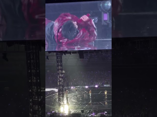 V promotes swim 😂😂😂 #btsfunnymoments #btsconcert #btsconcert2026 #btsv