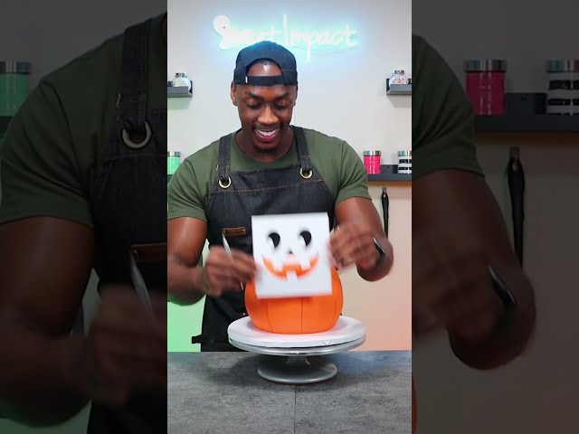 Making a Halloween bucket cake #shorts