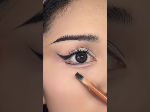Black Cropped Eyeliner Tutorial | Easy & Flattering Eye Makeup for Beginners #shorts #beauty #makeup