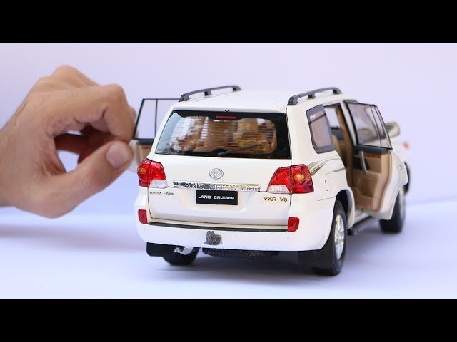 Unboxing of Toyota Land Cruiser V8 LC200 SUV 1:18 Scale Diecast Model Car