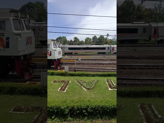 Suasana hunting kereta di cafe dekat stasiun malang kota baru 