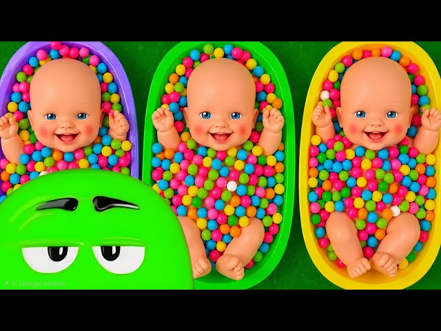 Sorting Colorful Candy with Baby Dolls - Satisfying Color Play