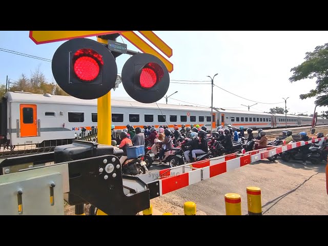 Nekat Berjamaah! Perlintasan Kereta Api Stasiun Lemah Abang Bekasi | Palang Baru ArtiSIEM