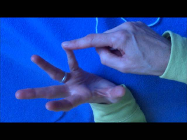 How to Make/Wind a Yarn Bobbin/Butterfly in Crochet or Knit