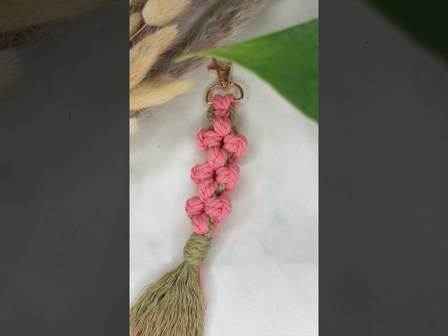 Macrame flower keychain tutorial #macrame #easymacrame #macrameknots #macramediy #macramekeychain