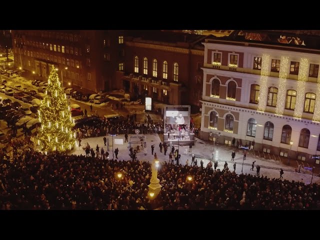 The most complicated way to light Christmas tree