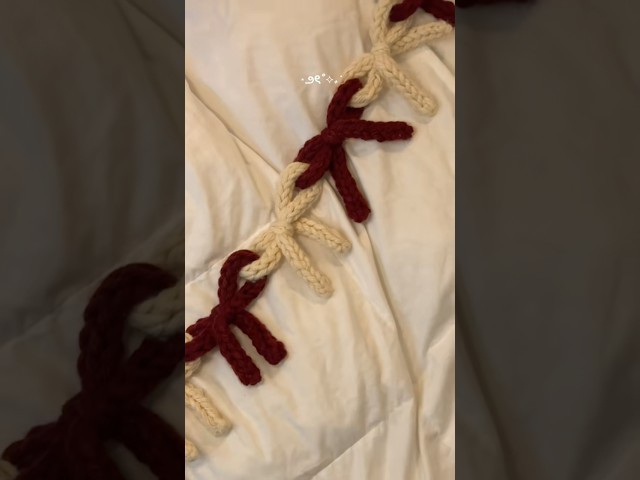 tutorial on my channel 🎀🫶🏻 #crochet #christmascrafts #bowgarland #crochetforbeginners