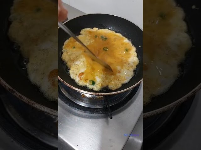 Quick Omelet Without Onion with Pav 🍳🥖