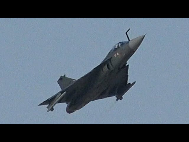Indian Air Force - HAL Tejas एचएएल तेजस perform at Dubai Air Show 2021