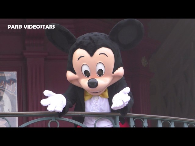 Mickey Mouse salue la foule de ses fans à Disneyland Paris Park le 11 septembre 2026