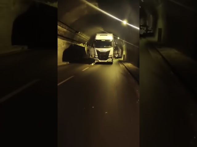 Pauroso incidente in galleria sull' autostrada Messina-Palermo, tamponamento a catena più di 50 veic