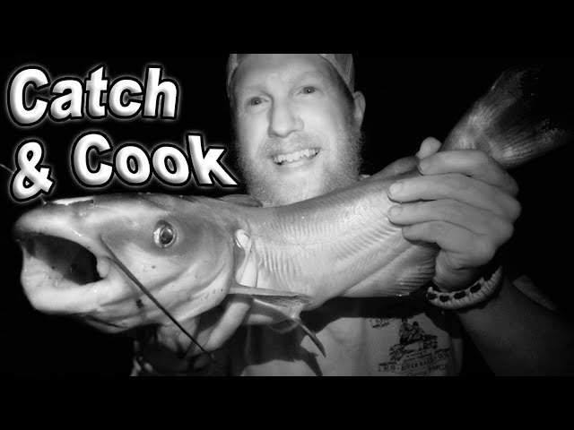 Catch and Cooking Catfish On The Fires Coals / Day 5 Of 30 Day Survival Challenge Texas