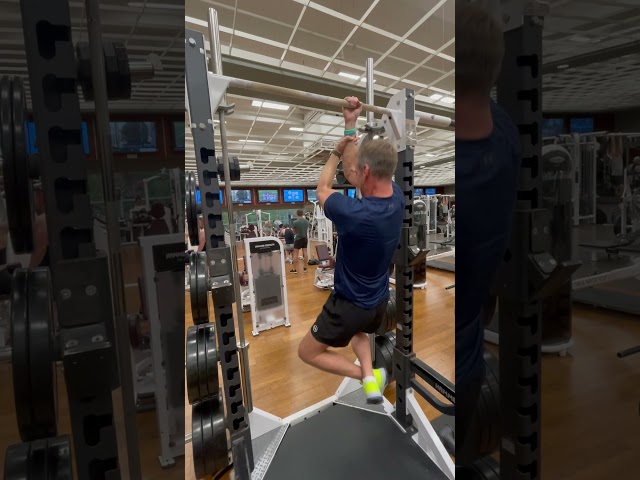 One arm pull-ups #gym #progress #bodybuilding #weighttraining #motivation #pullups #onearmpullup