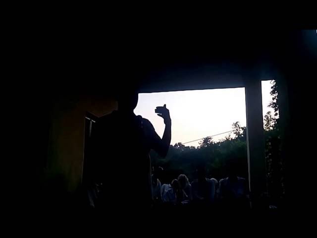 राजेश धर्माणी गाँव सौंखर में लोगों को सम्बोधित करते हुए।