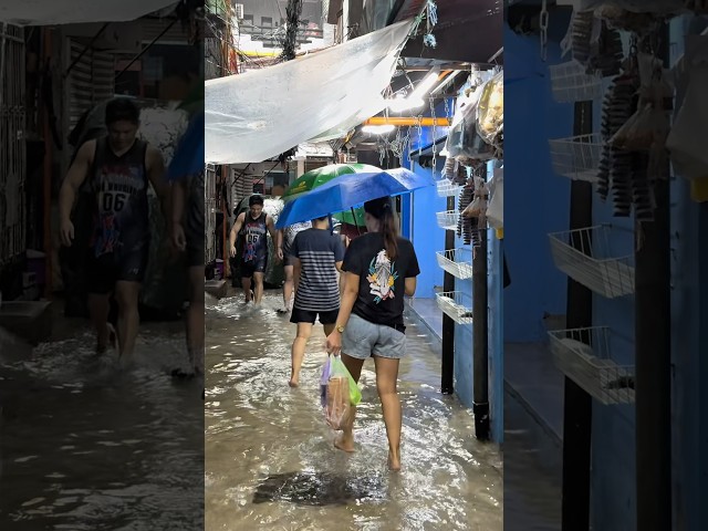 What do you think is in the water? #philippines #flooding #tondomanila 🇵🇭