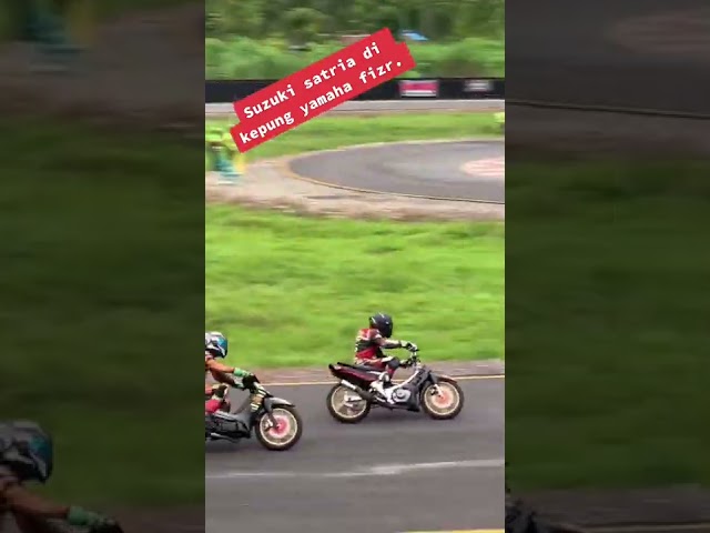 Suzuki di kepung fizR . walau terjatuh tapi Masi bisa juara 1 .
