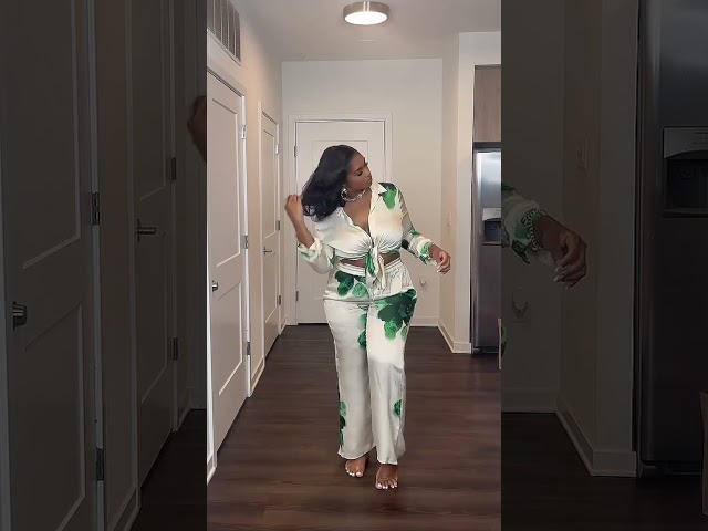 Le look d'ensemble en satin vert et blanc le plus chic pour un brunch ! 🌿🤍