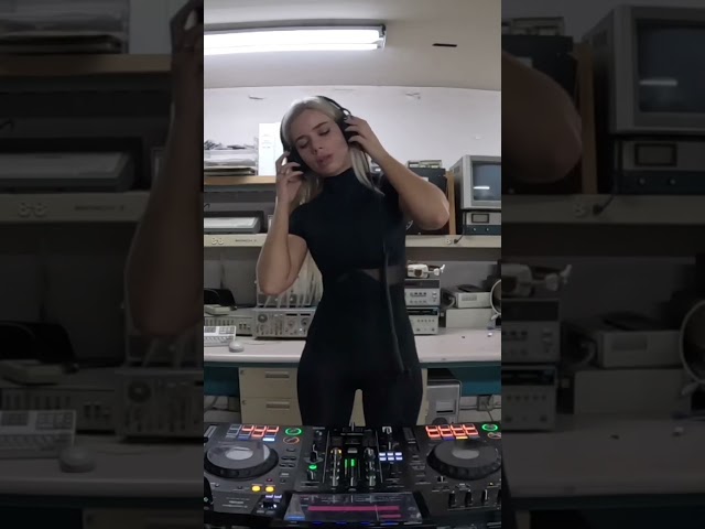 hypnotic groove in the lab 🎛️🎚️ #techno