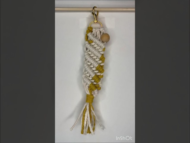 Striped macrame keychain #easymacrame #macrame #macramecreation #macramepattern #macrametutorial