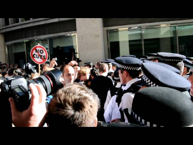 OccupyLSX - Police and Protesters Clash at Paternoster Square