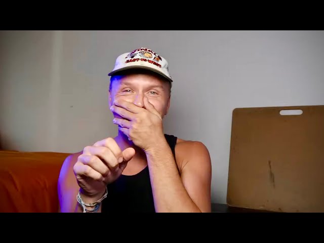 YOU GOT PPL LAUGHING AT THEIR PHONES OUT IN PUBLIC!