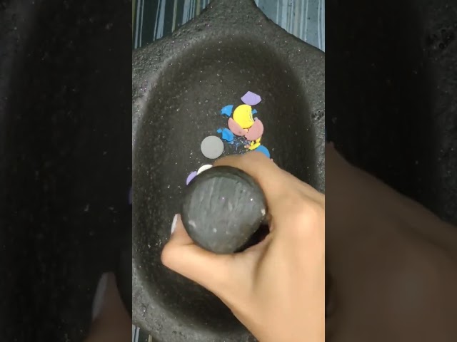 Mixing water colours into the slime #slimemixing